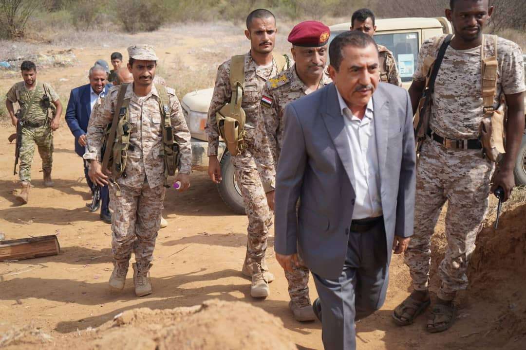 محافظ حجة يشيد بمستوى الجاهزية القتالية والروح المعنوية للأبطال في عبس وحيران