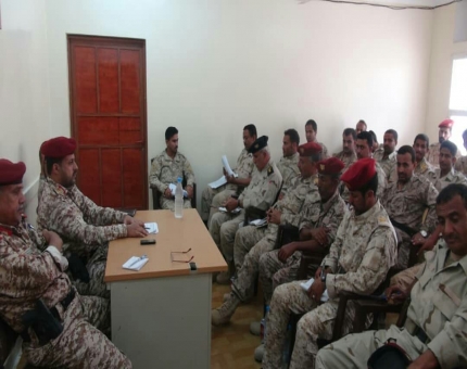اللواء الرابع مشاة جبلي يستعرض الانجازات ويدشن مشروع الانضباط بالبصمة في معسكراته