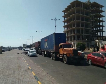 عدن.. سائقو النقل الثقيل يضربون عن العمل احتجاجا على تعسفات النقاط الأمنية
