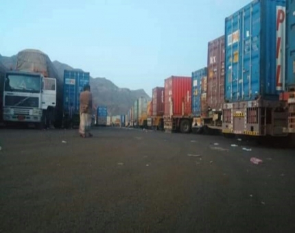 ميليشيا الحوثي تحتجز 28 شاحنة اغاثة بمحافظة إب