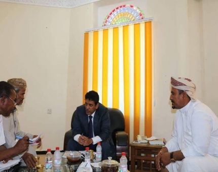 محافظ المهرة يناقش مع وكيل مديريات الصحراء احتياجات مناطقها من مشاريع السفلتة والمولدات الكهربائية .