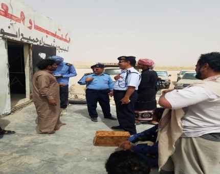 مدير شرطة السير بالمهرة يتفقد الحركة المرورية في مديرية ومنفذ شحن