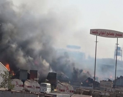 الحوثيون يعاودون قصف مجمع إخوان ثابت بالحديدة ويتسببون بحريق هائل