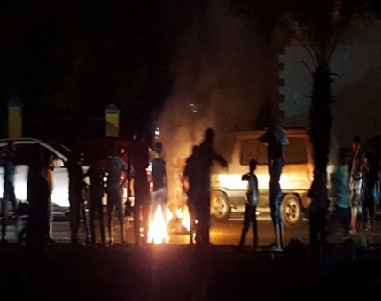 محتجون غاضبون يقطعون شارع رئيسي بالمعلا عدن