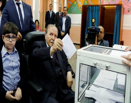 الرئيس الجزائري "بوتفليقة" ينسحب من الرئاسيات ويؤجل موعدها