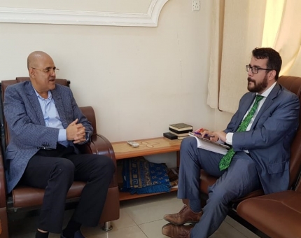 محافظ تعز يناقش مع مسؤول أممي الوضع الإنساني في المحافظة