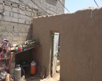 الأحمر الإماراتي يتكفل ببناء منزل لأسرة فقيرة بمحافظة أبين