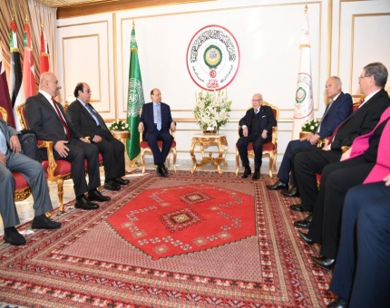 الرئيس هادي يصل العاصمة التونسية للمشاركة في القمة العربية
