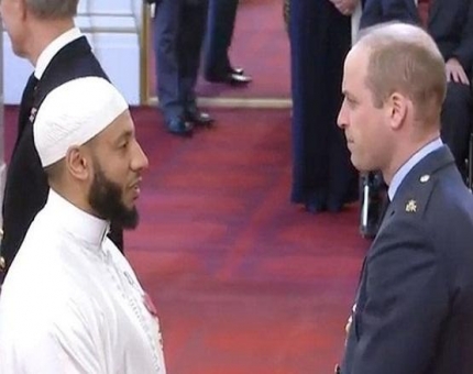 تكريم إمام مسجد في قصر الملكة في بريطانيا