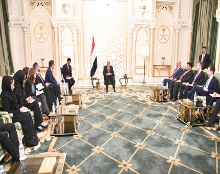 رئيس الجمهورية  يطلع فريق لجنة العقوبات الخاصة باليمن تداعيات انقلاب الحوثيين
