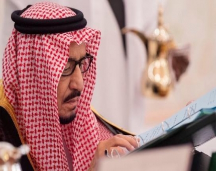 كاتب سعودي: الملك سلمان قرأ 120 ألف كتاب