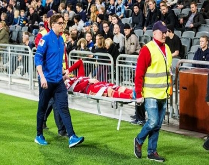اغرب إصابة .. لاعب يخرج للعلاج بعد ثوانٍ من دخوله