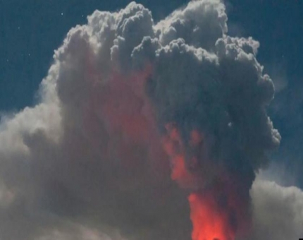 ثوران بركان جبل اغونغ في إندونيسيا