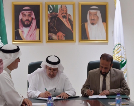 مركز الملك سلمان يوقع مشروعا لتوزيع المواد الغذائية والإيوائية لنازحي محافظة صعدة