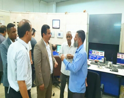 وزير الكهرباء يزور محطات التوليد في عدن ويهنئ العاملين فيها بعيد العمال