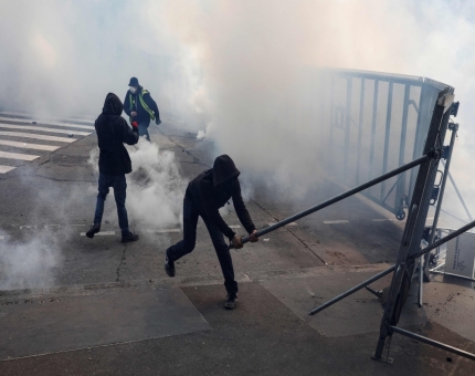 اشتباكات بين الشرطة الفرنسية ومحتجين في مسيرة عيد العمال