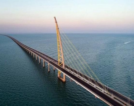 الكويت تحتفل بافتتاح جسر بحري ضخم