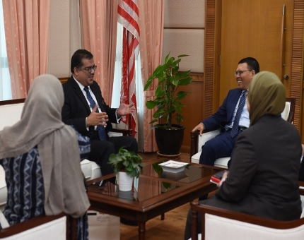 السفير باحميد بلتقي أمين عام الخارجية الماليزية تطورات الأوضاع في اليمن