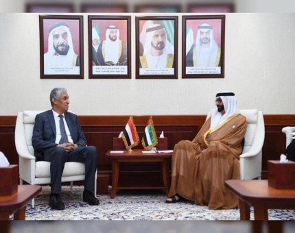 السفير المنهالي يلتقي وزير الدولة الإماراتي لشؤون الدفاع