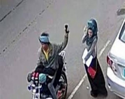 سائق دراجة يسرق حقيبة  فتاة في المنصورة بعدن
