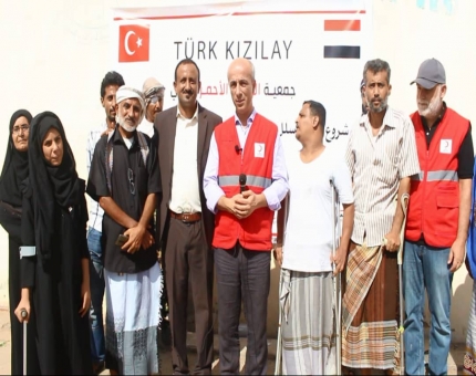 النوبة يدشن توزيع 1200 سلة غذائية مقدمة من الهلال الأحمر التركي لجرحى عدن