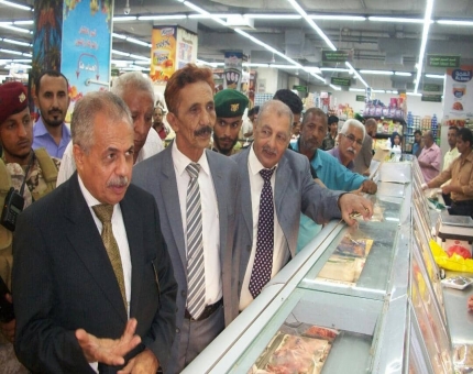 وزير الصناعة ينفذ حملة رقابية على الأسعار والسلع في عدن