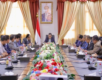 الحكومة تغطي رواتب الموظفين بنسبة 63% لجميع المحافظات