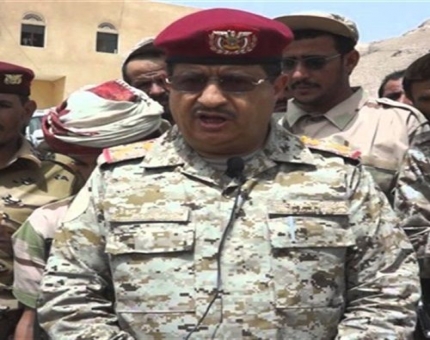 وزير الدفاع يتفقد جرحى الجيش الوطني بمأرب