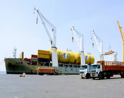 ميناء عدن يستقبل مواد جديدة خاصة بمشروع كهرباء عدن الجديد