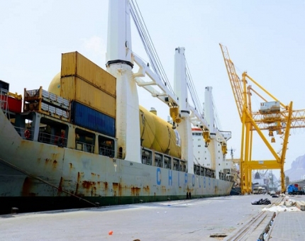 وصول معدات خاصة بمحطة الكهرباء الجديدة إلى ميناء عدن