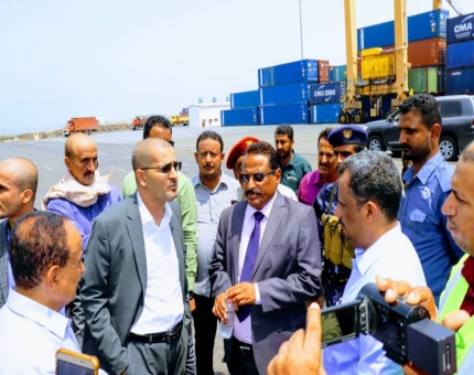 ميناء عدن يطالب الحكومة بنقل أعمال التفتيش على السفن إلى عدن