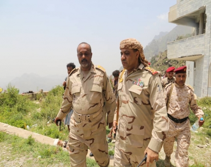 قائد محور تعز يتفقد الجبهة الشرقية ويؤكد: "النصر قادم"