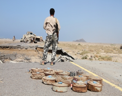 الجيش الوطني ينزع عشرات الألغام الحوثية في صعدة