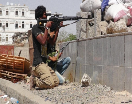 قناصة حوثيون يعتلون مباني في الحديدة