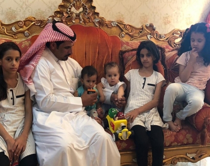 مدير مستشفى سعودي يؤوي أطفالاً يمنيين في بيته فقدوا أبويهم في حادث مرور