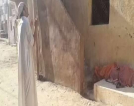 مصري يُخرج أمه من قبرها