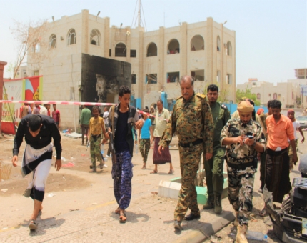 الداخلية تطلع على اضرار التفجير الارهابي في مركز شرطة الشيخ عثمان