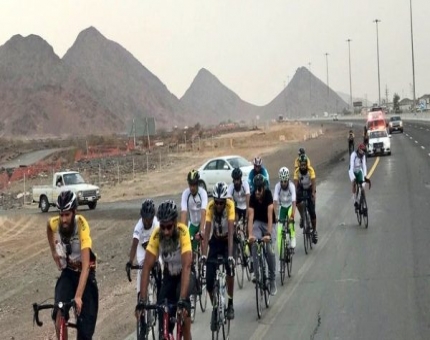 8 بريطانيين يصلون السعودية على دراجات هوائية لأداء فريضة الحج