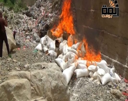 الحوثي يحرق قمح الأغذية العالمي لمحافظة ريمة