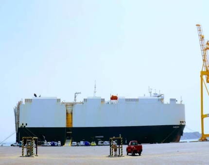 ميناء عدن: البدء بتفريغ أكثر من 1900 سيارة من الباخرة عملاقة باساما في رصيف المعلا التجاري