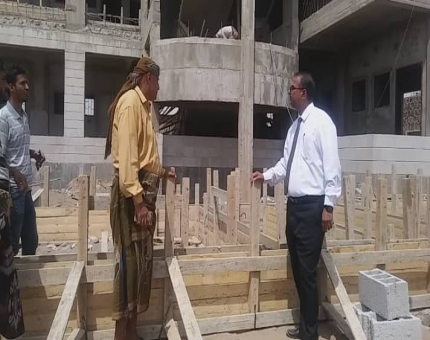 لحج.. الدكتور الزعوري يتفقد الأعمال الجارية لبناء مدرسة الثورة بمدينة الحوطة
