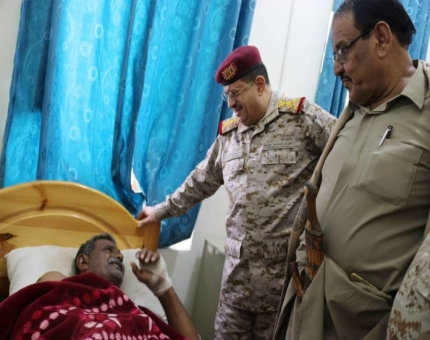 وزير الدفاع يطّلع على مستوى الخدمات المقدمة لجرحى الجيش في المستشفى العسكري بمأرب