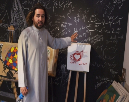 فنان أفغاني يستقبل في مرسمه رسائل شباب يريدون السلام