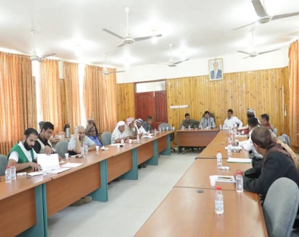 المجلس المحلي بالمهرة يناقش أسباب انقطاع الكهرباء في اجتماعا استثنائياً برئاسة الأمين العام