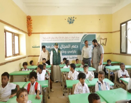 مدير مركز الملك سلمان بالمهرة ومكتب التربية يزورون عدد من المدارس المستفيدة من مشروع توزيع أربعة آلاف طاولة وكرسي