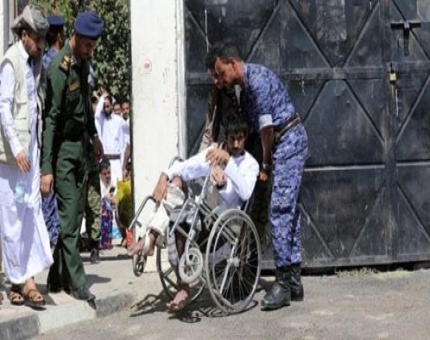 الخارجون من سجون الحوثي.. أمراض وشلل وتعذيب