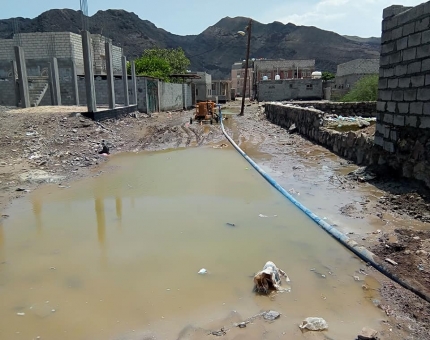 جهود ذاتية في تصريف مياه الأمطار الملوثة في منطقة صلاح الدين غرب عدن