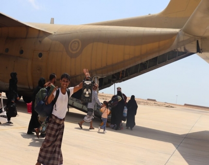 طيران التحالف بالمهرة تسير عدد من الرحلات لنقل ابناء سقطرى العالقين في البر منذ أشهر
